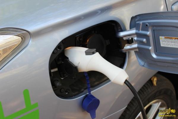 Заглядывая в электрическое завтра: тест-драйв Mitsubishi Outlander PHEV